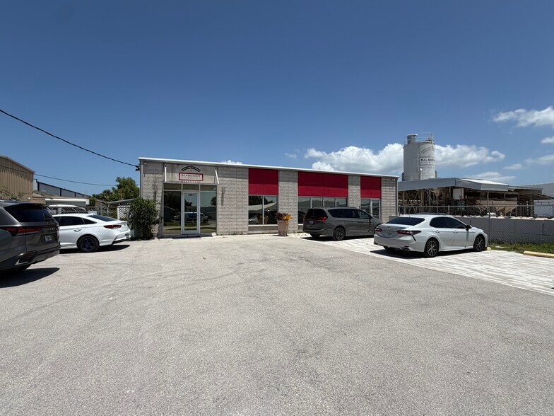 More Photos Of 1901 Elsa St, Naples Showroom For Lease