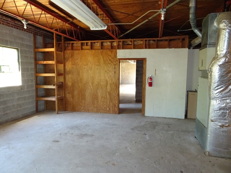 More Photos Of 910 Edgefield St, Greenwood Light Distribution For Sale