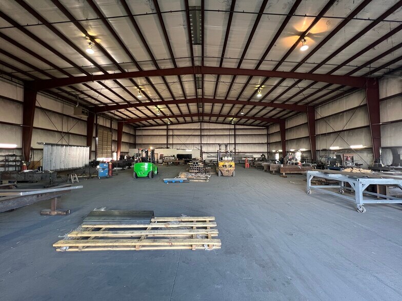 More Photos Of 3621 Shelby Ln, Denton Manufacturing For Lease