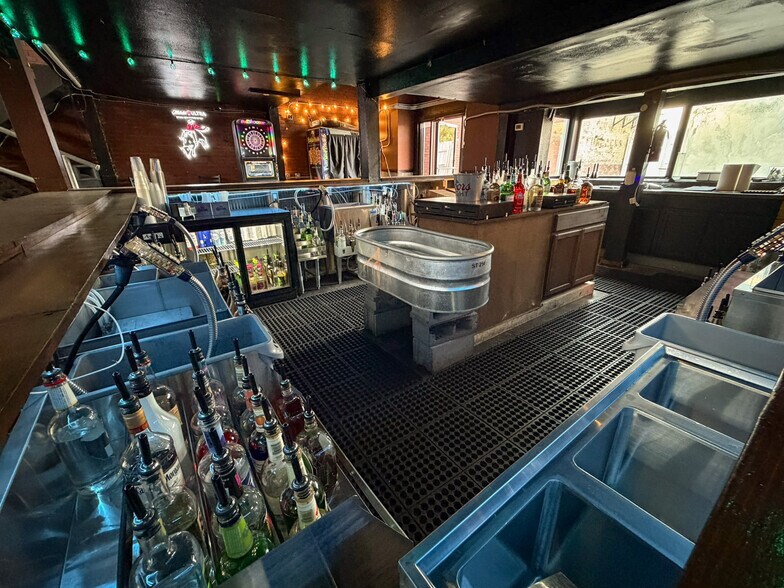 More Photos Of 906 Hampshire St, Quincy Bar For Sale