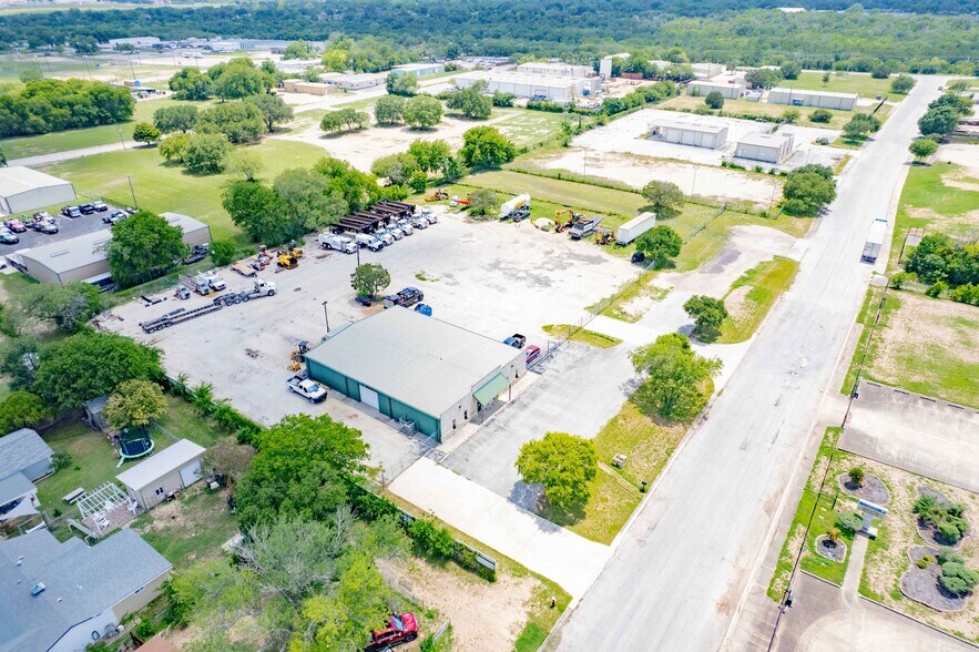 More Photos Of 132 Nell Deane Blvd, Schertz Warehouse For Lease