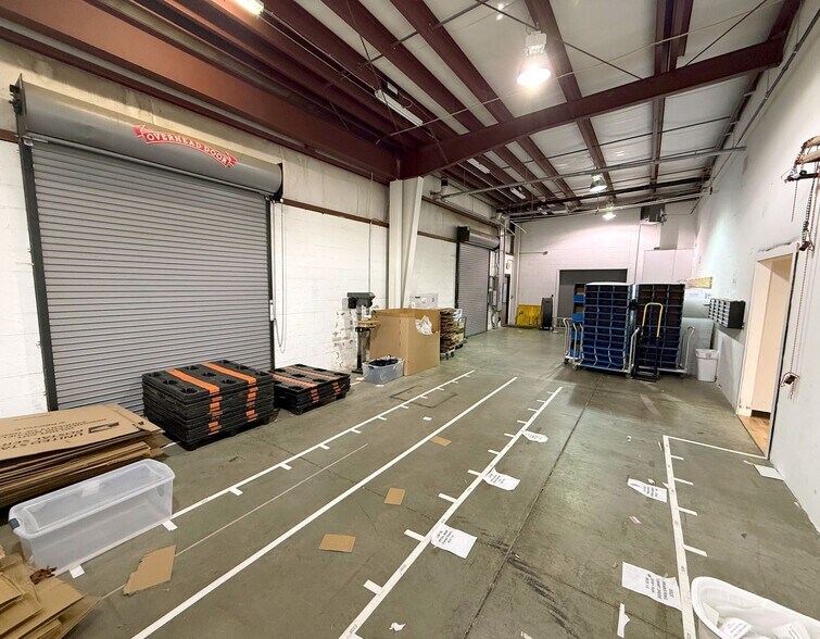 More Photos Of 2927-2951 Oak Lake Blvd, Midlothian Light Distribution For Lease