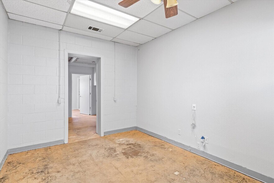 More Photos Of 1608 W Moore Ave, Terrell Auto Dealership For Sale