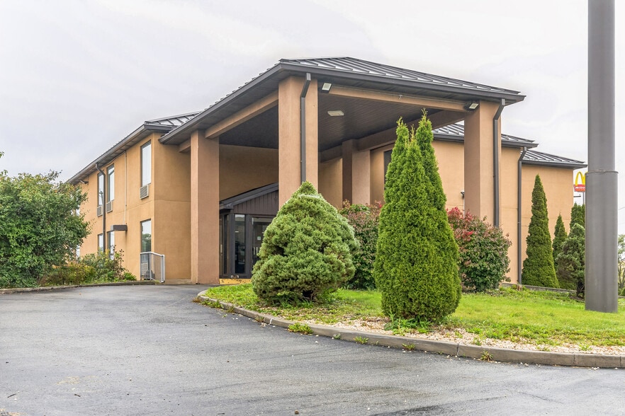 More Photos Of 138 Marsh Rd, Somerset Hotel For Sale