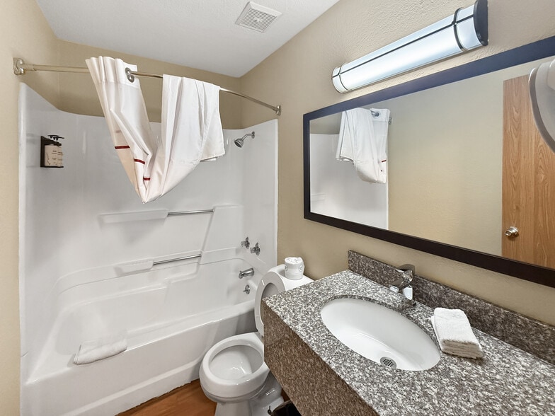 More Photos Of 5020 NE 14th St, Des Moines Hotel For Sale
