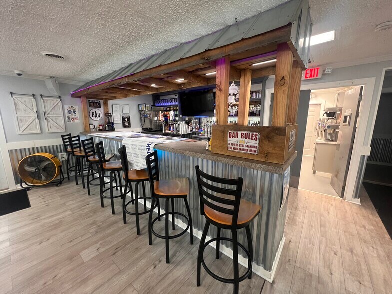 More Photos Of 15170 & 15182 George Washington Memorial Hwy, Saluda Restaurant For Sale