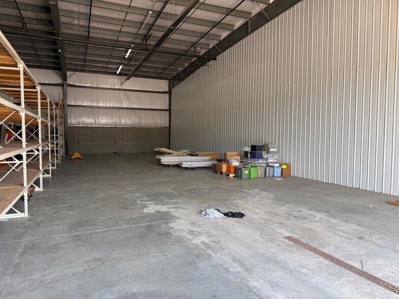 More Photos Of 1725-1729 Hawkeye Dr, Hiawatha Warehouse For Lease