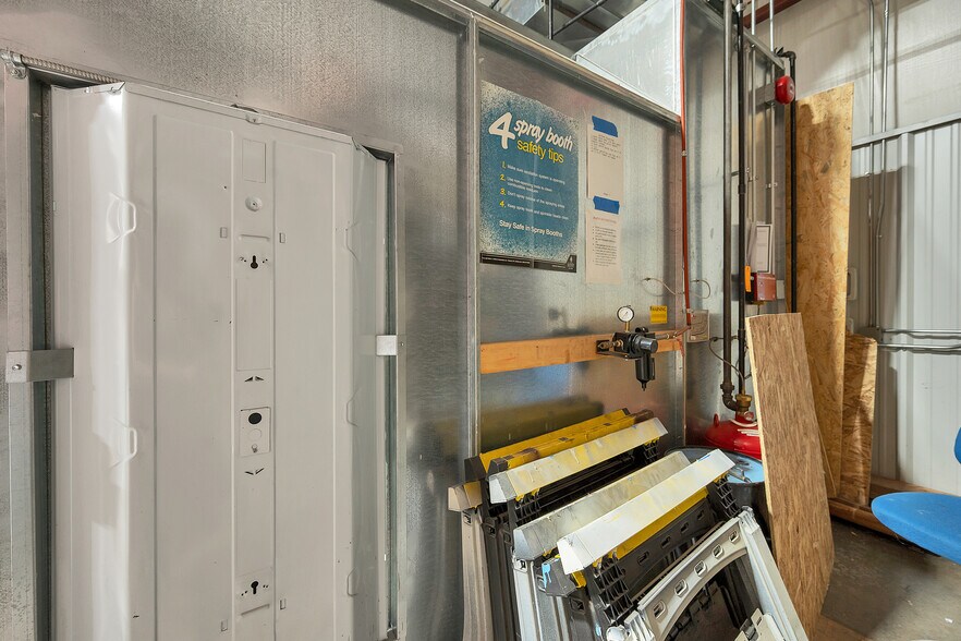 More Photos Of 1725 Suburban Dr, De Pere Manufacturing For Sale