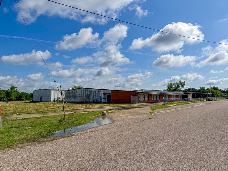 More Photos Of 300 W School St, Madisonville Light Distribution For Sale