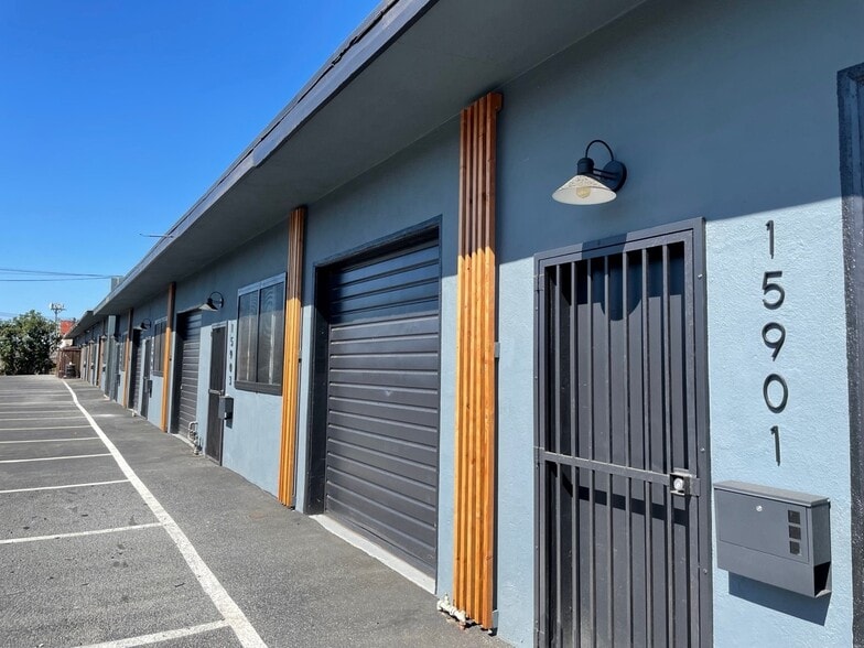 More Photos Of 15922 Strathern St, Van Nuys Warehouse For Lease