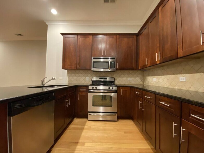 More Photos Of 4651 N Greenview Ave, Chicago Apartments For Lease