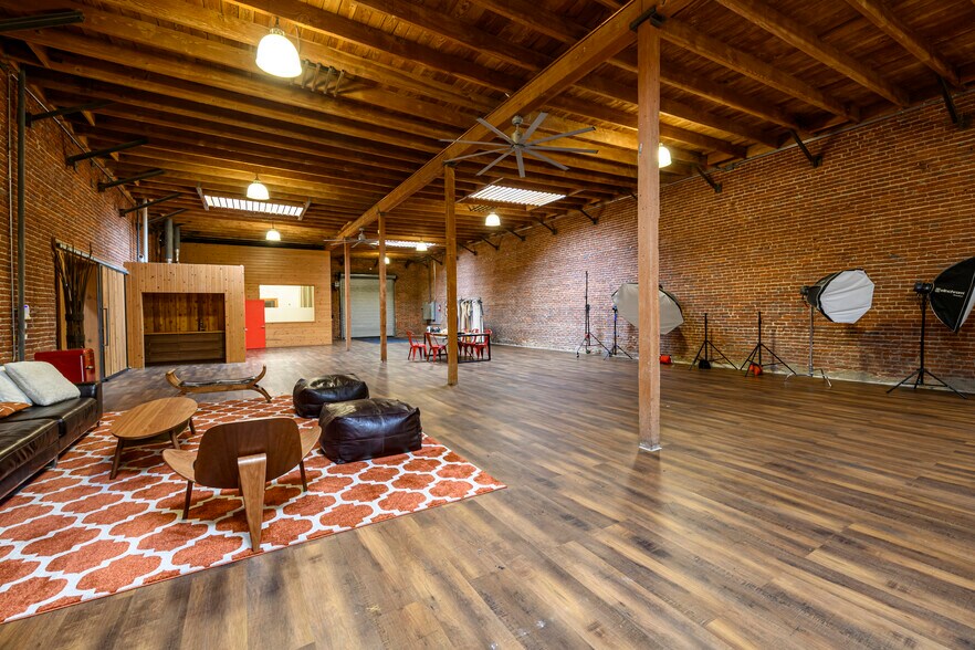 More Photos Of 2448 E 8th St, Los Angeles Warehouse For Lease