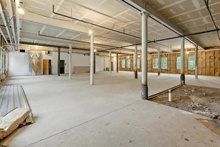 More Photos Of 322 Broadway St, Mount Pleasant Flex For Sale