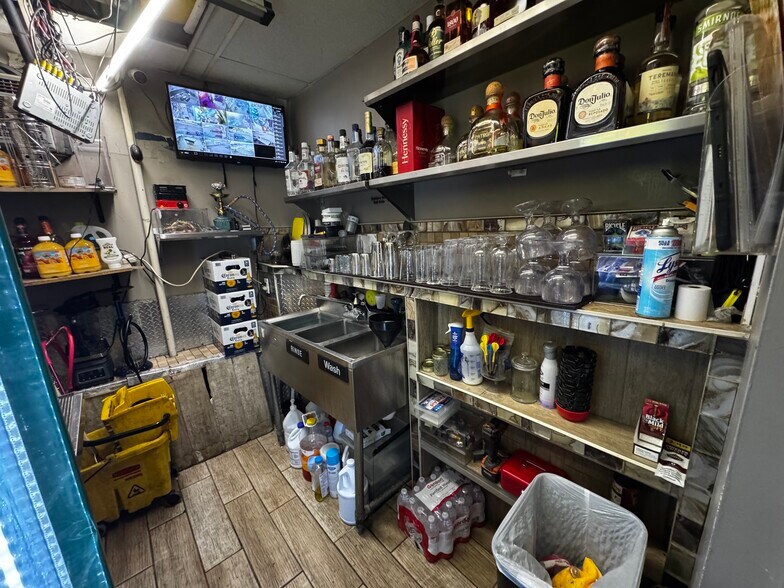More Photos Of 2914 Salem Ave, Dayton Bar For Sale