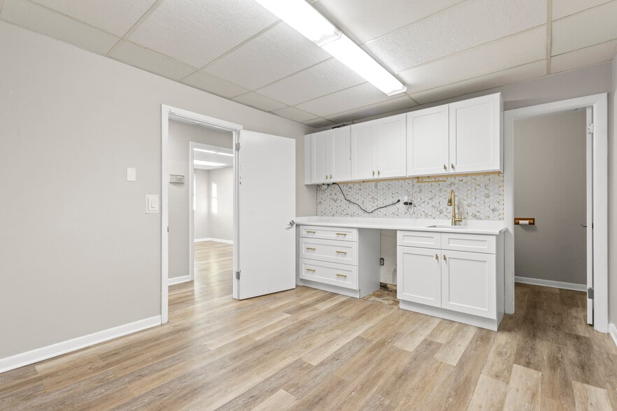 More Photos Of 404 Smithfield Ave, Pawtucket Office For Sale