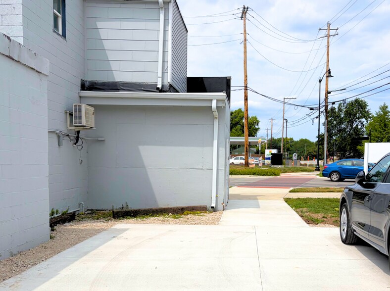 More Photos Of 10567 N College Ave, Carmel Storefront Retail Office For Lease
