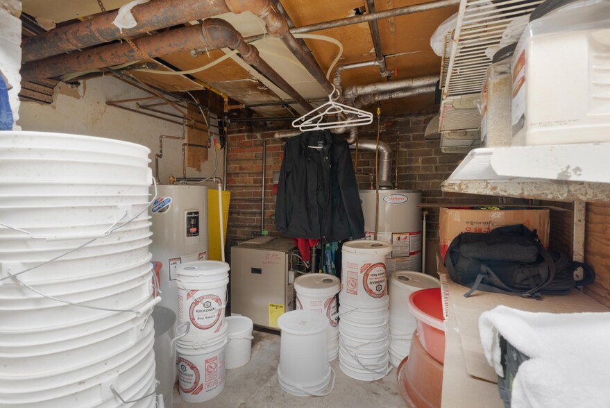 More Photos Of 676 Bloor St W, Toronto Storefront Retail Residential For Sale