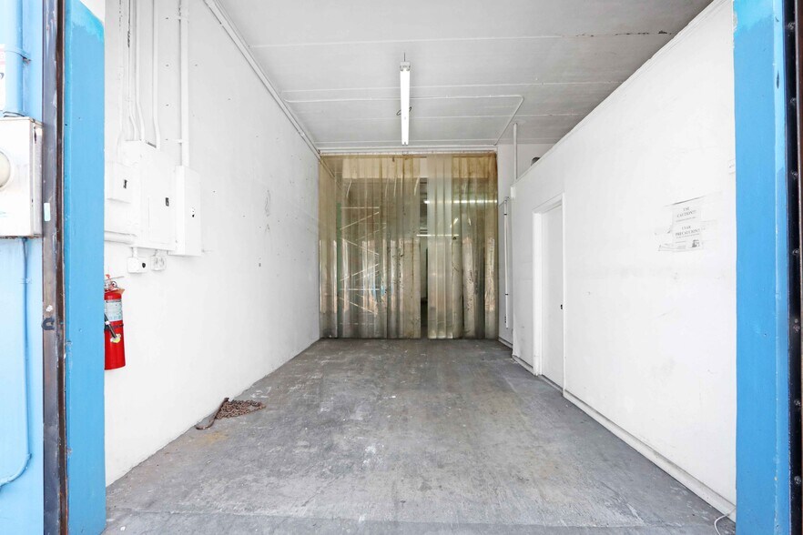 More Photos Of 2044 NW 22nd St, Miami Warehouse For Lease