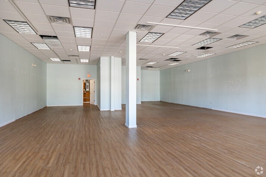 More Photos Of 297 Boston Post Rd, Wayland Storefront For Sale