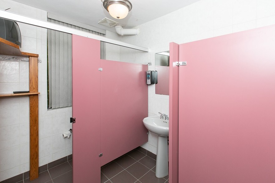 More Photos Of 2040 N Ferry St, Anoka Office For Sale