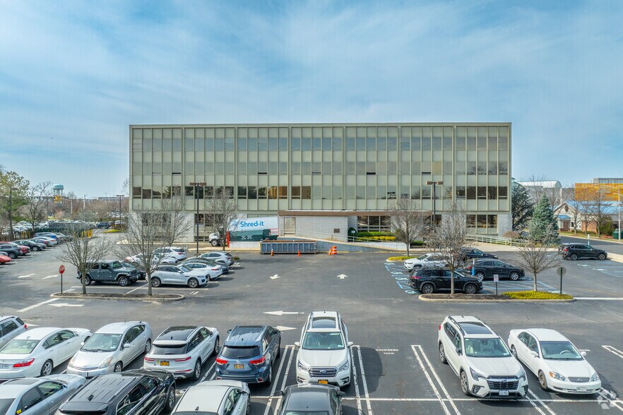More Photos Of 900 Merchants Concourse, Westbury Office For Lease