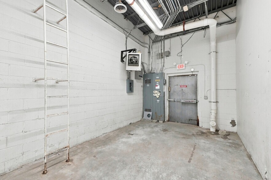 More Photos Of 7870 Southfield Rd, Detroit Freestanding For Sale