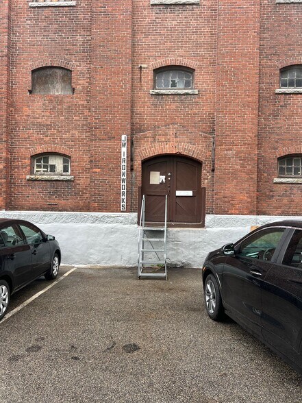 More Photos Of 50 Industrial Cir, Lincoln Manufacturing For Lease