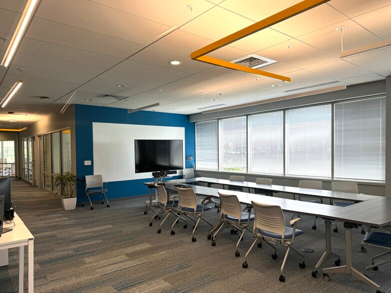 More Photos Of 100 N Queen St, Lancaster Office For Sale