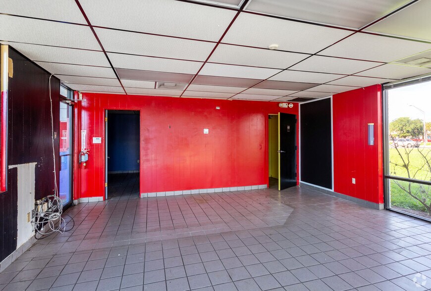 More Photos Of 2022 12th St, Sarasota Auto Repair For Lease