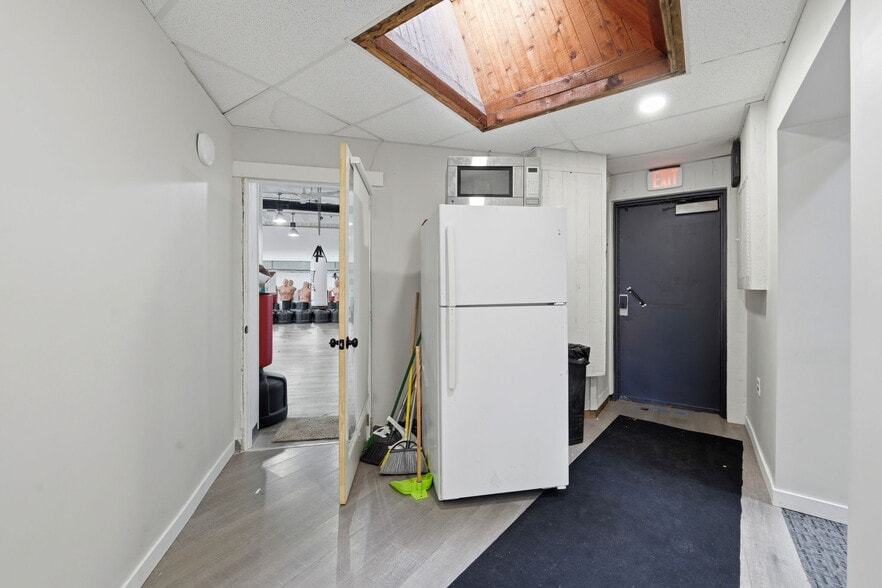 More Photos Of 3596 N Milwaukee Ave, Chicago Storefront Retail Office For Sale