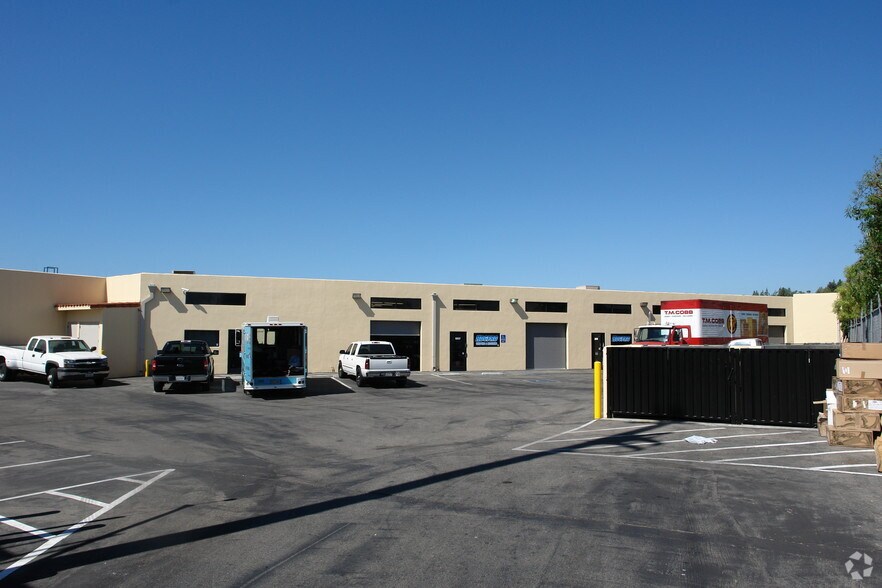 More Photos Of 8841-8863 Canoga Ave, Canoga Park Distribution For Lease