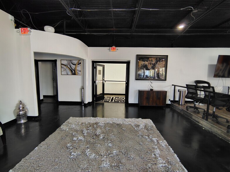 More Photos Of 802 Crosstimbers, Houston General Retail For Sale