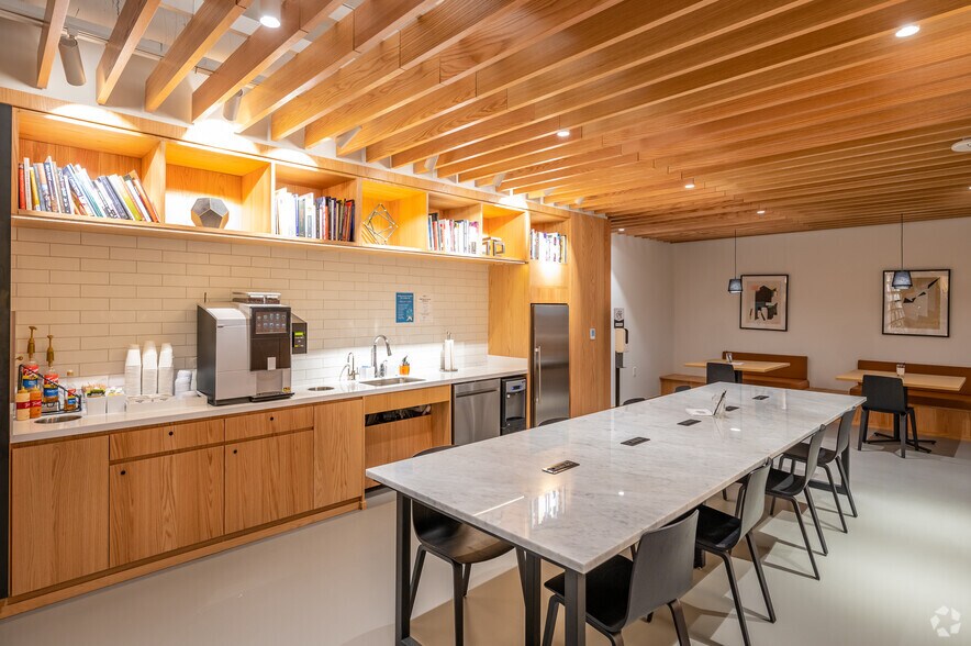 More Photos Of 15305 N Dallas Pky, Addison Coworking Space