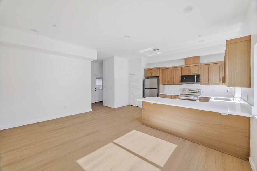 More Photos Of 10905 Dalerose Ave, Inglewood Multifamily For Sale