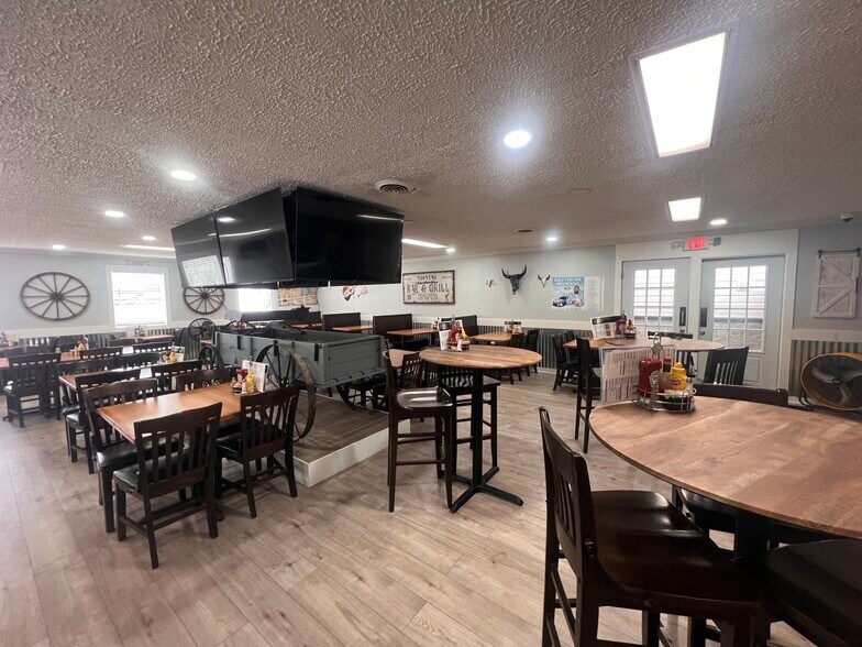 More Photos Of 15170 & 15182 George Washington Memorial Hwy, Saluda Restaurant For Sale
