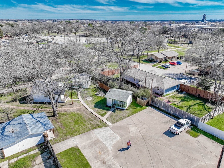 More Photos Of 512 N Travis St, Granbury Hospitality For Sale