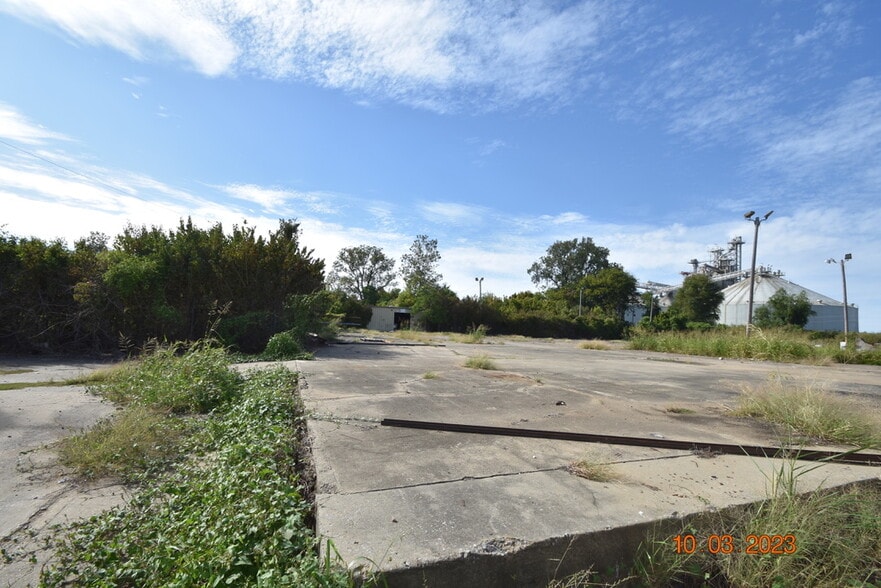 More Photos Of 956 N Broadway St, Greenville Distribution For Sale