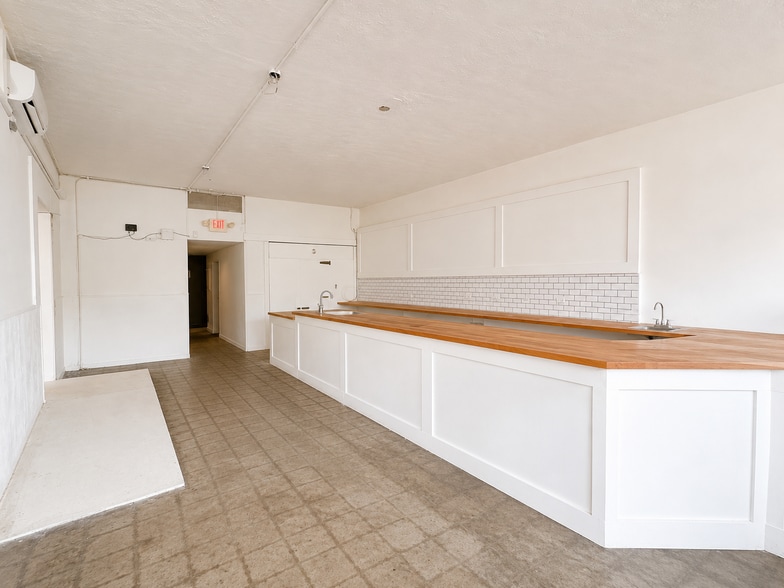 More Photos Of 2625 Shelby St, Indianapolis Storefront For Lease