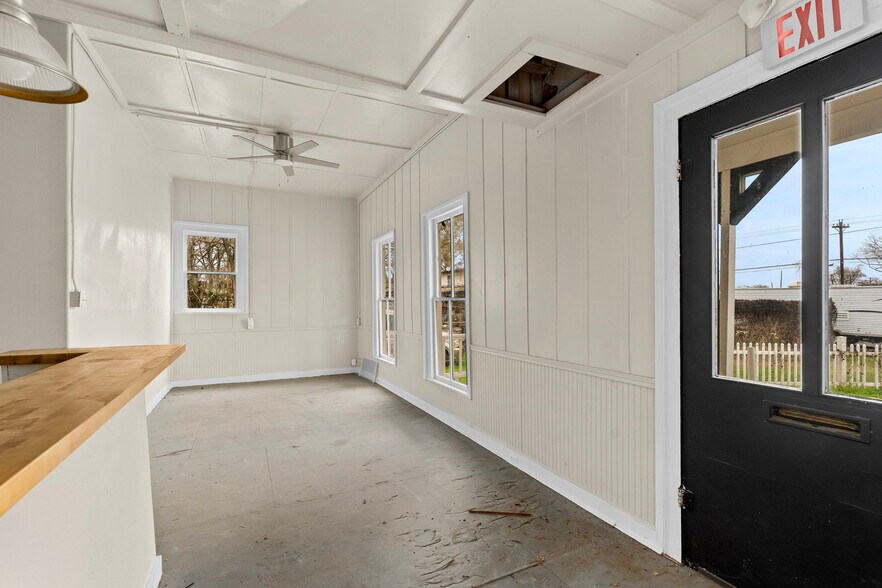 More Photos Of 901 N Saint Joseph St, Gonzales Office For Sale