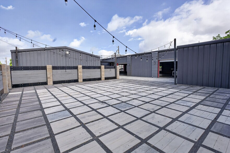 More Photos Of 2795 SW Wilshire Blvd, Burleson Flex For Lease
