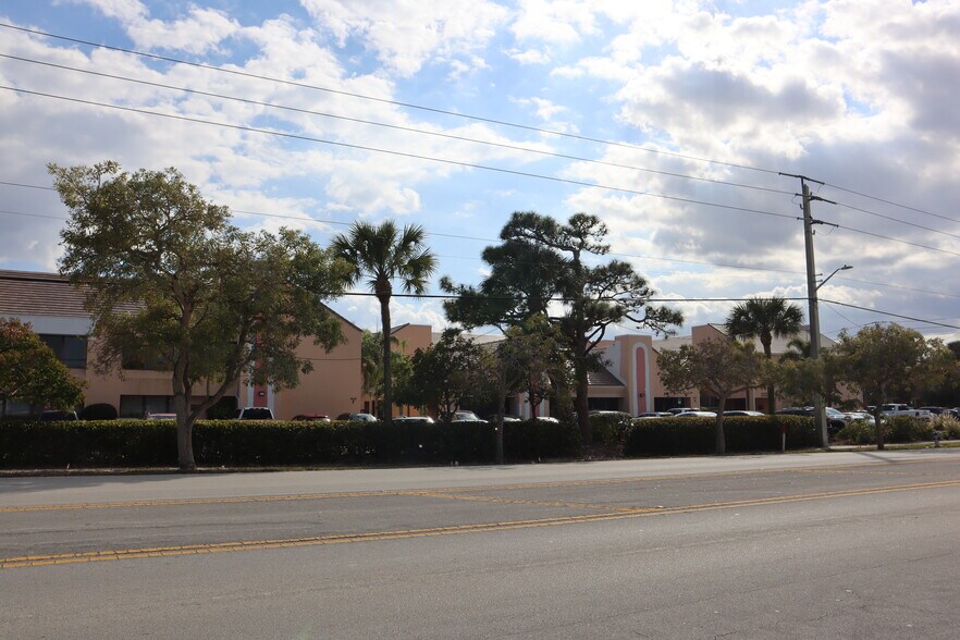 More Photos Of 900 SE Ocean Blvd, Stuart Office For Lease