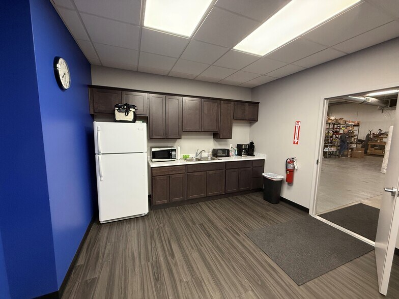 More Photos Of 555 N Line St, Columbia City Manufacturing For Lease