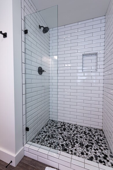 More Photos Of 118 Oak Crescent Cir, Clayton Hotel For Sale
