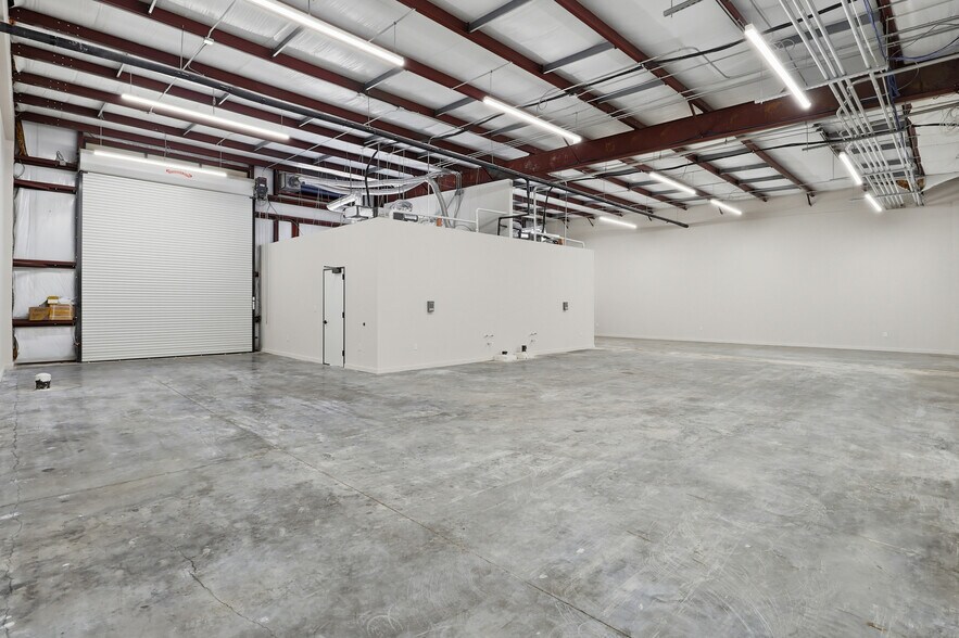 More Photos Of 5342 5th St, Katy Freestanding For Lease