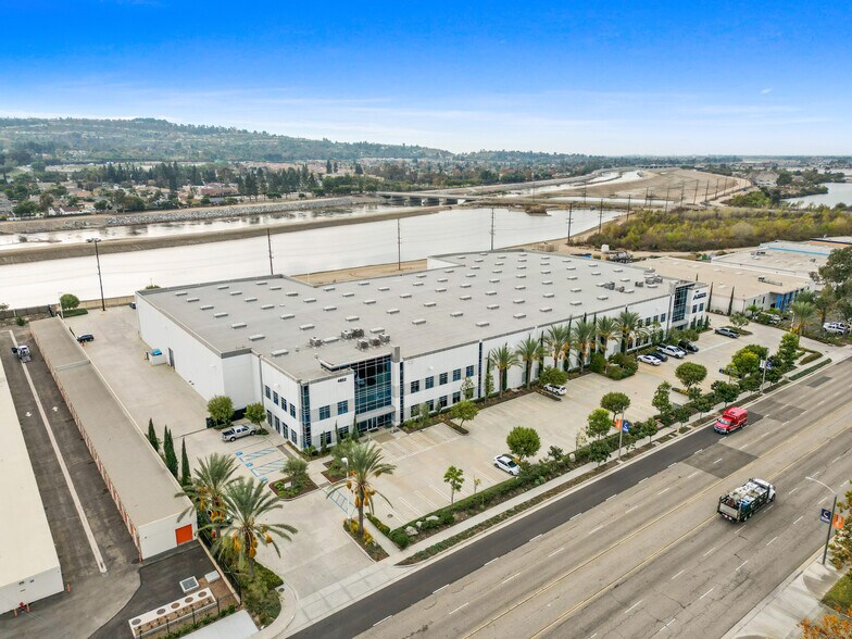 More Photos Of 4850-4852 E La Palma, Anaheim Warehouse For Lease