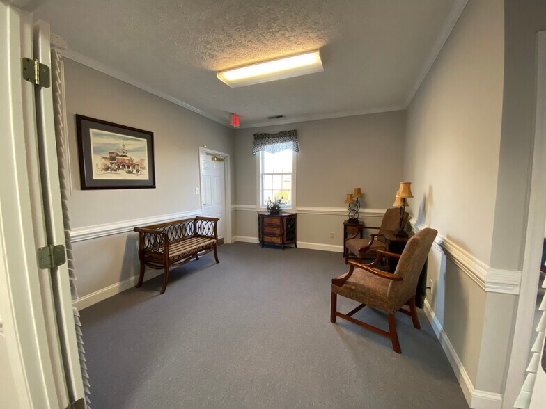 More Photos Of 2944 Breezewood Ave, Fayetteville Office For Lease