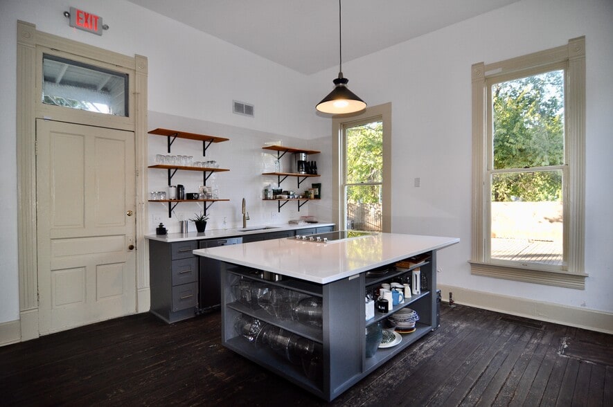 More Photos Of 1000 E Cesar Chavez St, Austin Loft Creative Space For Lease