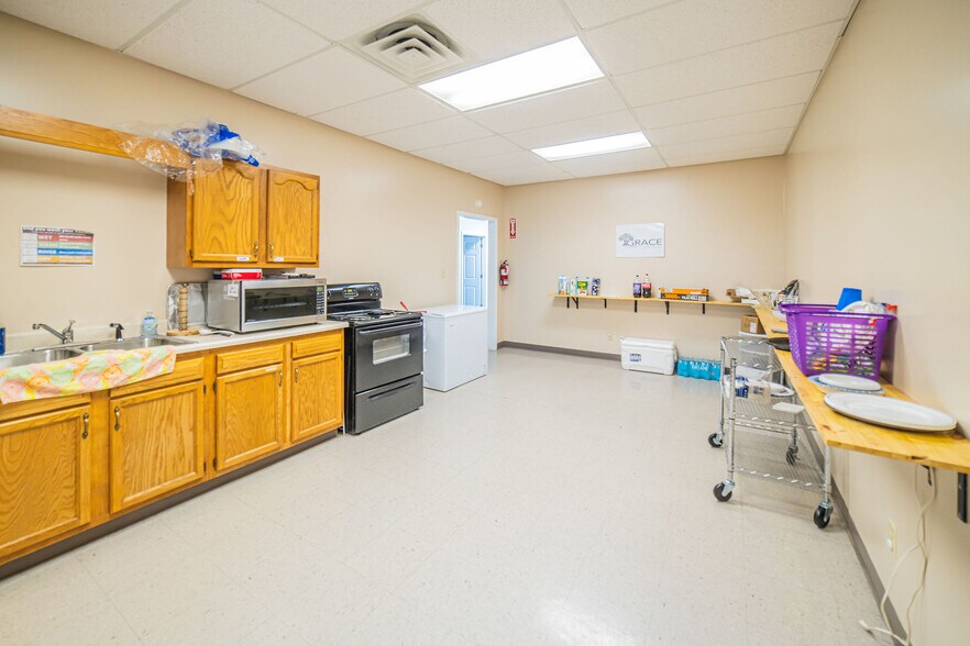 More Photos Of 3530 Park Plaza Rd, Paducah Flex For Lease