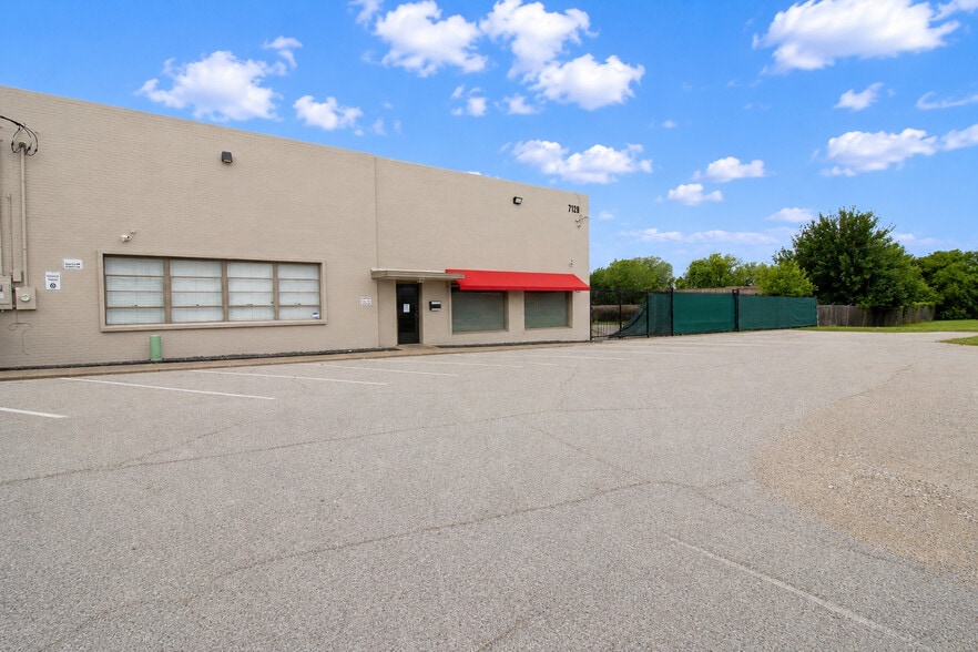 More Photos Of 1915 Empire Central, Dallas Unknown For Lease
