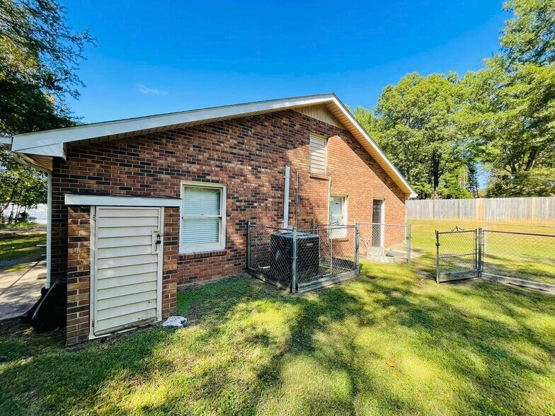 More Photos Of 301 W Main St, Stoneville Office For Sale